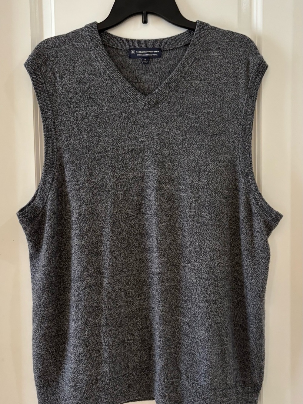 Hart Schaffner Men's V-Neck Sleeveless Fine Wool Sweater Vest - Gray